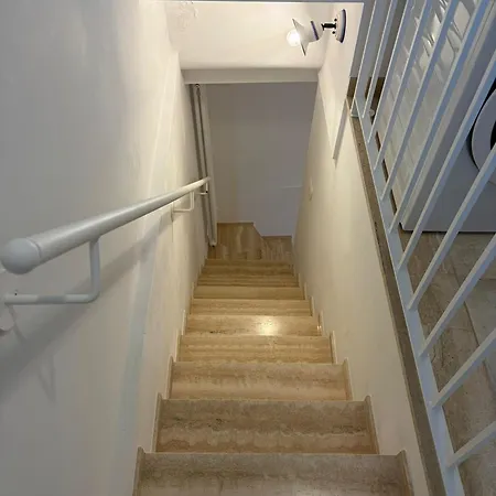 מלון דירות Sea Breeze Terrace 4*